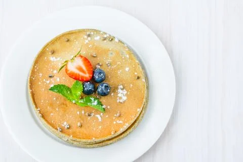On a plate is a stack of hemp flour pancakes. Dusted with powdered sugar. Stock-Fotos