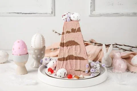 Plate with tasty curd Easter cake, eggs, ceramic bunnies and gypsophila flowe Stock Photos