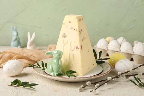 Plate with tasty curd Easter cake, eggs, ceramic bunnies, leaves and pussy wi Stock Photos