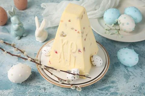 Plate with tasty curd Easter cake, eggs, ceramic bunnies and pussy willow bra Stock Photos