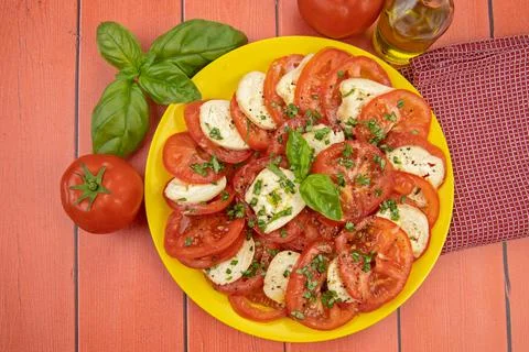 Plate of tomatoes and mozzarella on a table Foto stock