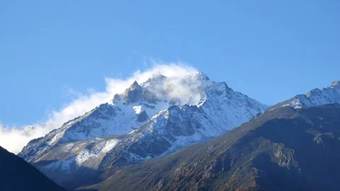 Plateau snow mountain cloud on the peak Stockbeeldmateriaal 303982113
