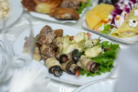 Plated meal features rolled wraps and roasted veggies Foto stock