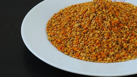 A plateful of bee pollen, close-up bee flower pollen grains, Vídeo Stock 140868596