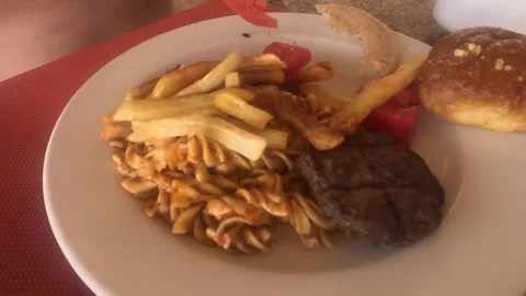 A Plateful of Culinary Delights: An Appetizing Combination of Pasta, French 库存影片 330184499