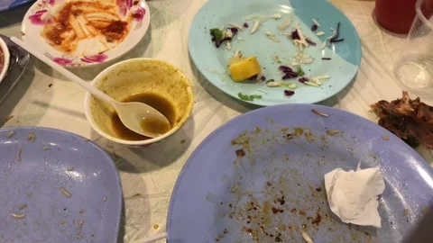 Plates kept on hotel table after table after enjoyed lunch by people Stockbeeldmateriaal 170368201