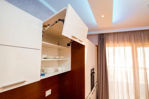 The plates in the kitchen. Cupboards in the kitchen. Kitchen roo Foto stock