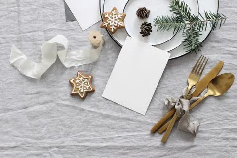 Plates, pine cones on table cloth. Winter festive greeting cards mockup scene Foto stock