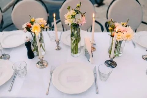 Plates at the wedding banquet. Table setting. Wedding decoration Foto stock