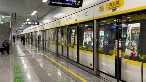 Platform and train of Metro Lone 3 at Huanglong Cave Station 스톡 동영상 332548466