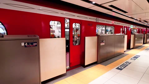 Platform door and train door close up when train on Tokyo Metro Marunouchi Line Video stock 189495439