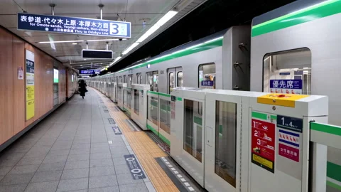 Platform door closing and train on Tokyo Metro Chiyoda Line depart station Stock-Footage 189492296