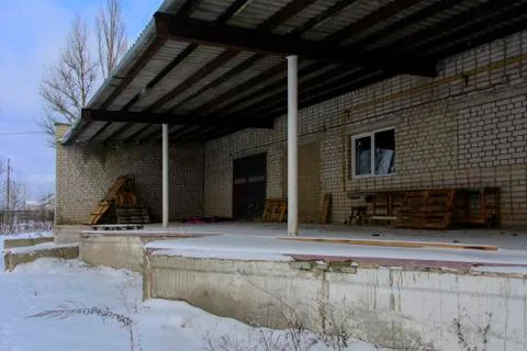 A platform for loading and unloading materials of the destroyed and abandoned Foto stock