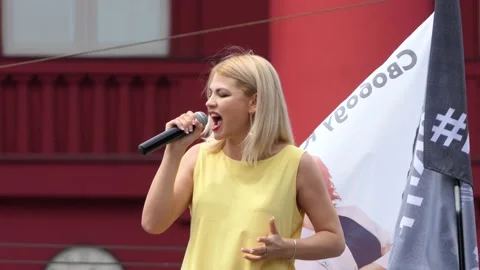On the platform of manifestators, rebels, - the singer sings - protesting. Stock Footage 134333574