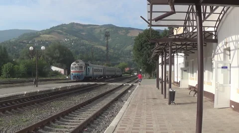 Platform, train, mountains 스톡 동영상 40803951