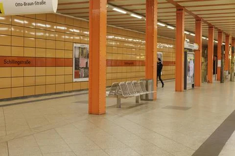 The platform of the U-bahn Schillingstrasse Metro Station. Berlin, Germany. Foto stock