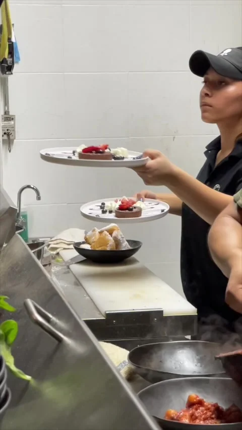 Plating brunch dishes on a restaurant kitchen pass Vídeo Stock 274679296
