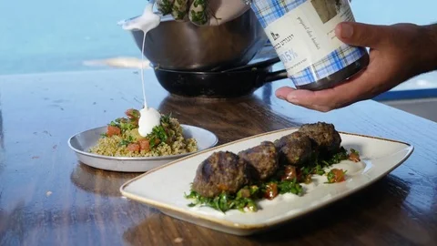 Plating Kebab dish salad 4K Stockbeeldmateriaal 74553354