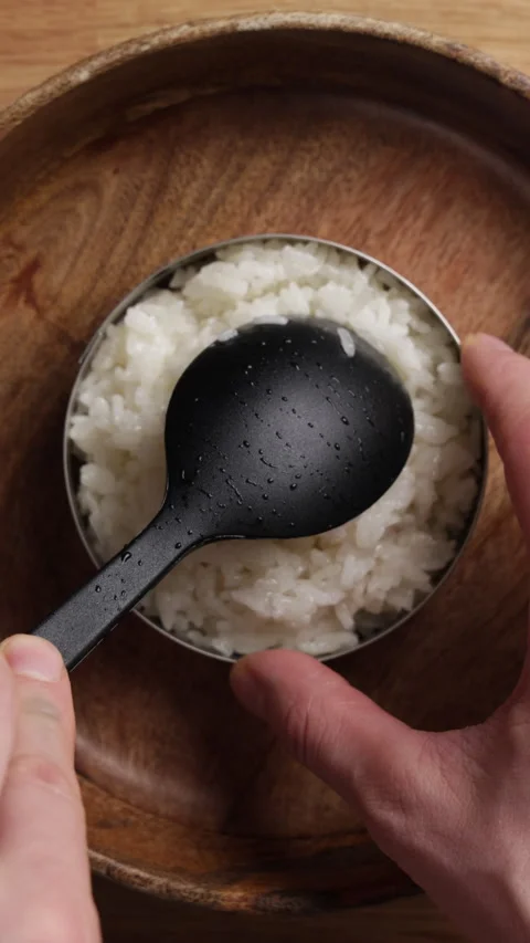 Plating Sticky Rice On PlateTop View Close Up Vertical Видео 335081521
