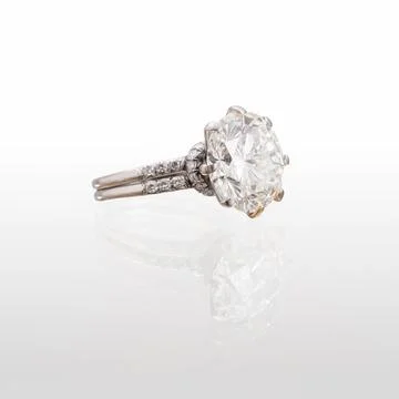Platinum ring with central brilliant 写真素材
