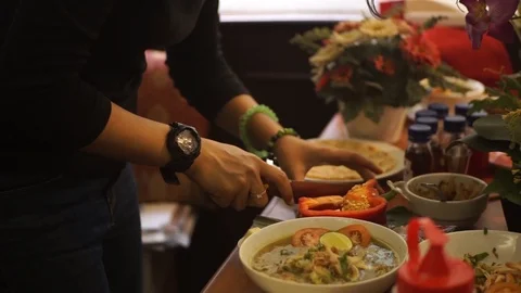 Platting The Food 스톡 동영상 107905056