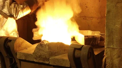 Plav 1 Workers in refractory suits, in the workshop gold is melted. 스톡 동영상 122211682