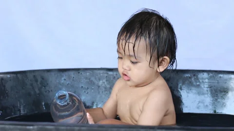 Play in the bath 库存影片 32203757