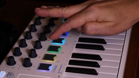 Play Beat On Midi Pad Vídeo Stock 168702497