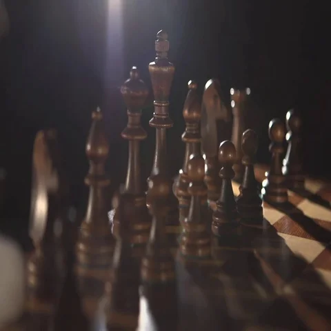 Play chess  Figures on the chess field in fog Vídeo Stock 69542067