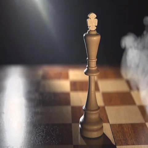 Play chess  Queen pieces on a chess field in fog Vídeo Stock 69542567