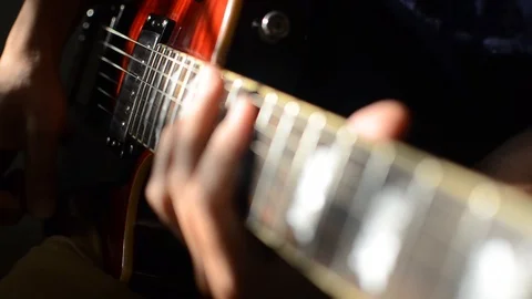 Play electric guitar 库存影片 108193789
