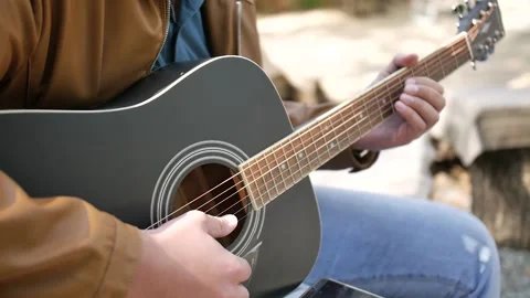 Play the guitar Video stock 138340209