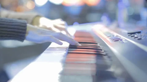 Play piano Vídeos de archivo 34433260