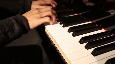 Play the piano Video stock 82446218