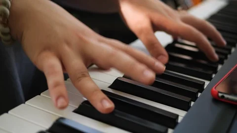 Play piano. Vidéo 116769521