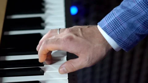 Play the piano in a recording Studio Vidéo 136997284