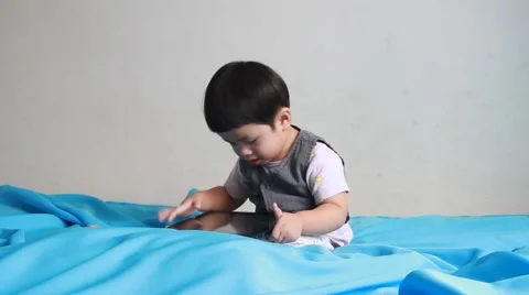 Play tablets on the bed. Stock-Footage 55424465