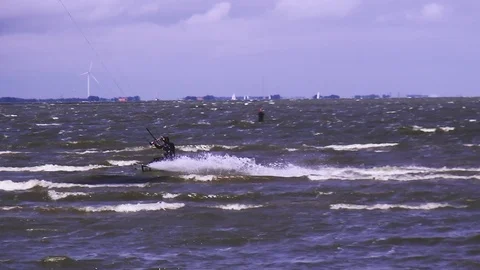 Play with the waves on kite board Video stock 118573213