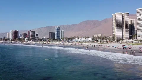 Playa con edificios en una ciudad costera de Chile Stock Footage 166125400