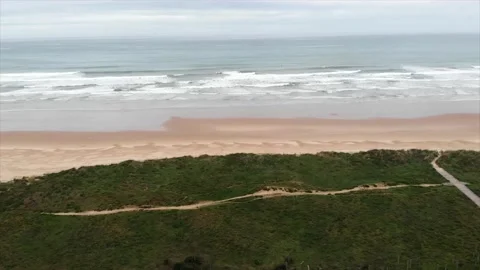 Playa con olas arena y dunas Stockbeeldmateriaal 145975733