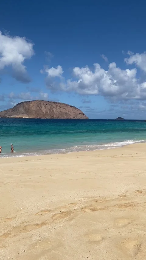 Playa de las Conchas with wide sandy beach and ocean horizon in La Graciosa Stock Footage 310523874