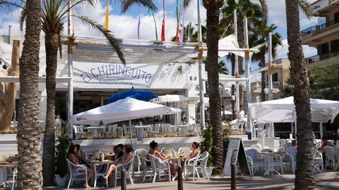 Playa de Palma Mallorca Spain: Tourists drinking in modern white beach bar 库存影片 81086853