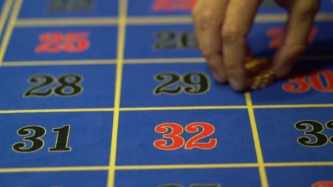 The player bets on roulette. Close-up 库存影片 129961720