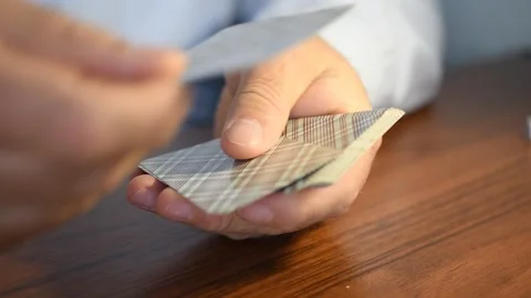 The player distributes cards to partners from a deck of cards. Vídeo Stock 223736671