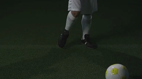 Player juggles soccer ball Vídeos de archivo 34008587