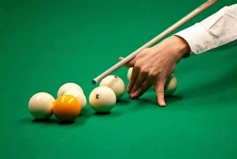 Player Lining Up a Shot on a Snooker Table Foto stock