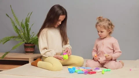 Playful educational activity. Plasticine in kindergarten. Learning motor skills. Vidéo 259690804
