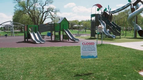 Playground closed due to Covid-19 sign 库存影片 129458729