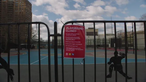 Playground closed psa during height of pandemic in nyc Vídeos de archivo 251192246