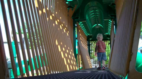 Playground tunnel 動画素材 1034088